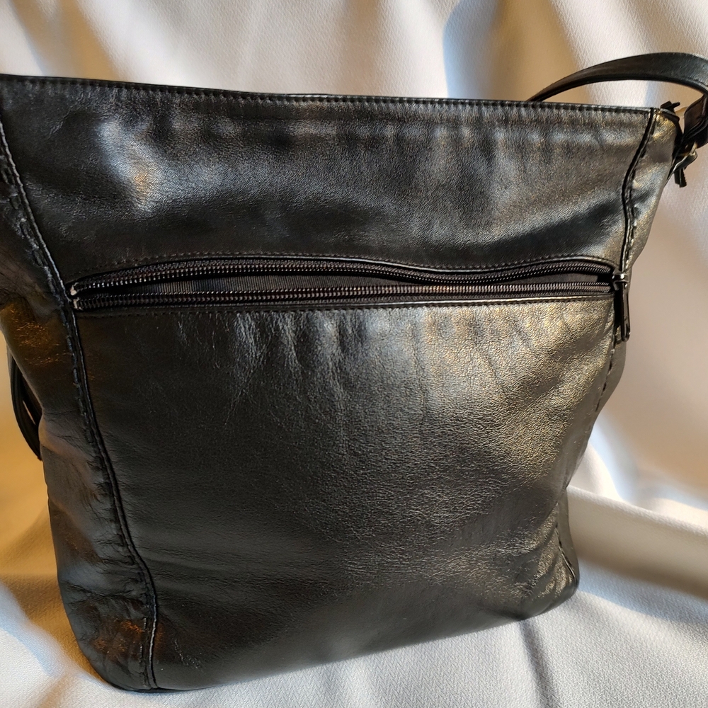 Elegant Black Leather Shoulder Bag - Picture 2 of 12